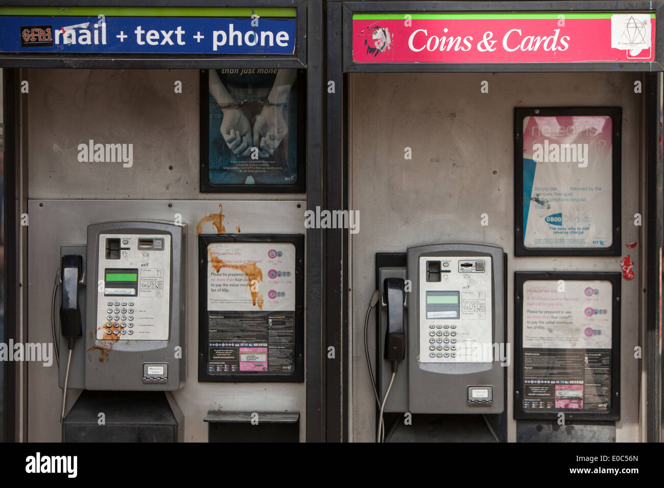 Schmutzige öffentliche Telefonzelle im City Center, England, UK Stockfoto