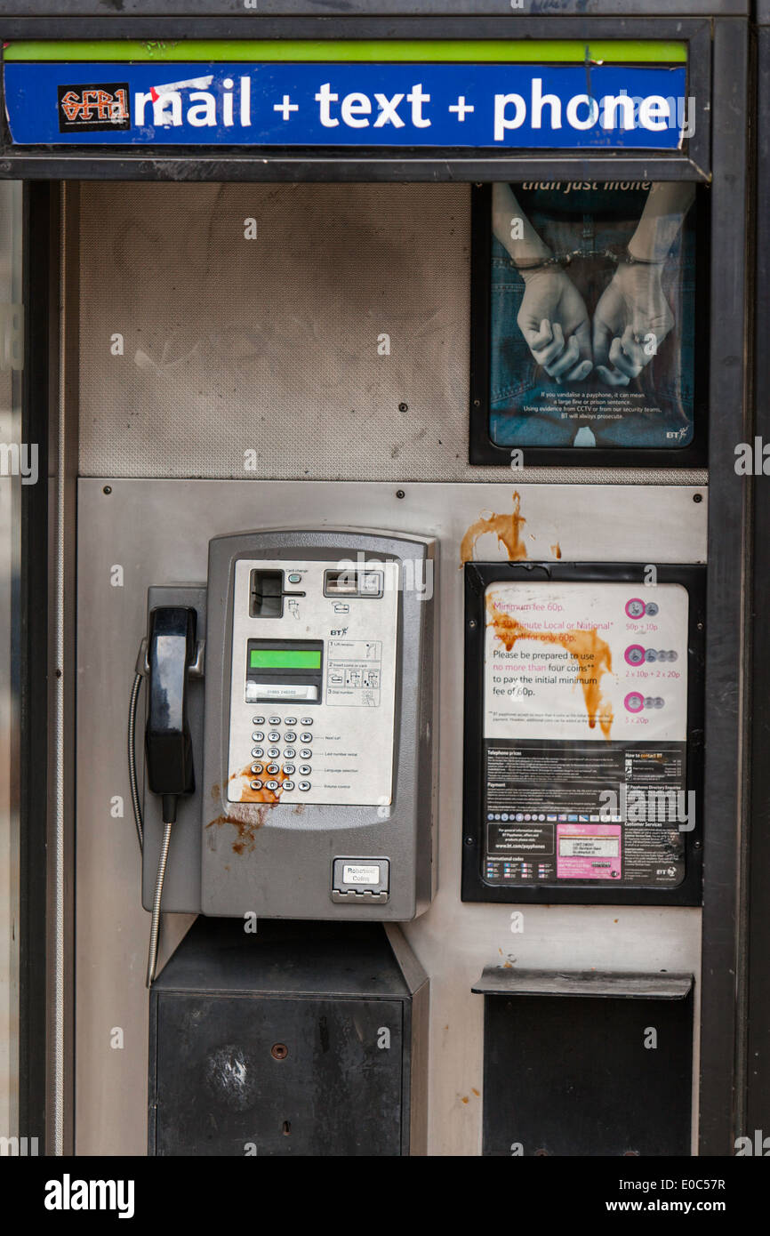 Schmutzige öffentliche Telefonzelle im City Center, England, UK Stockfoto