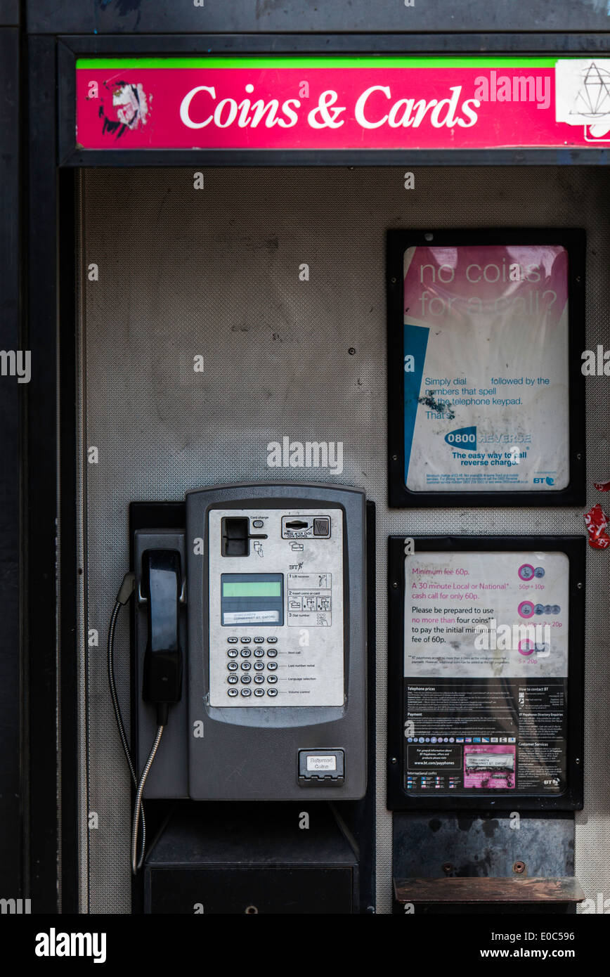 Schmutzige öffentliche Telefonzelle im City Center, England, UK Stockfoto