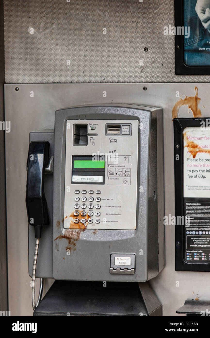 Schmutzige öffentliche Telefonzelle im City Center, England, UK Stockfoto
