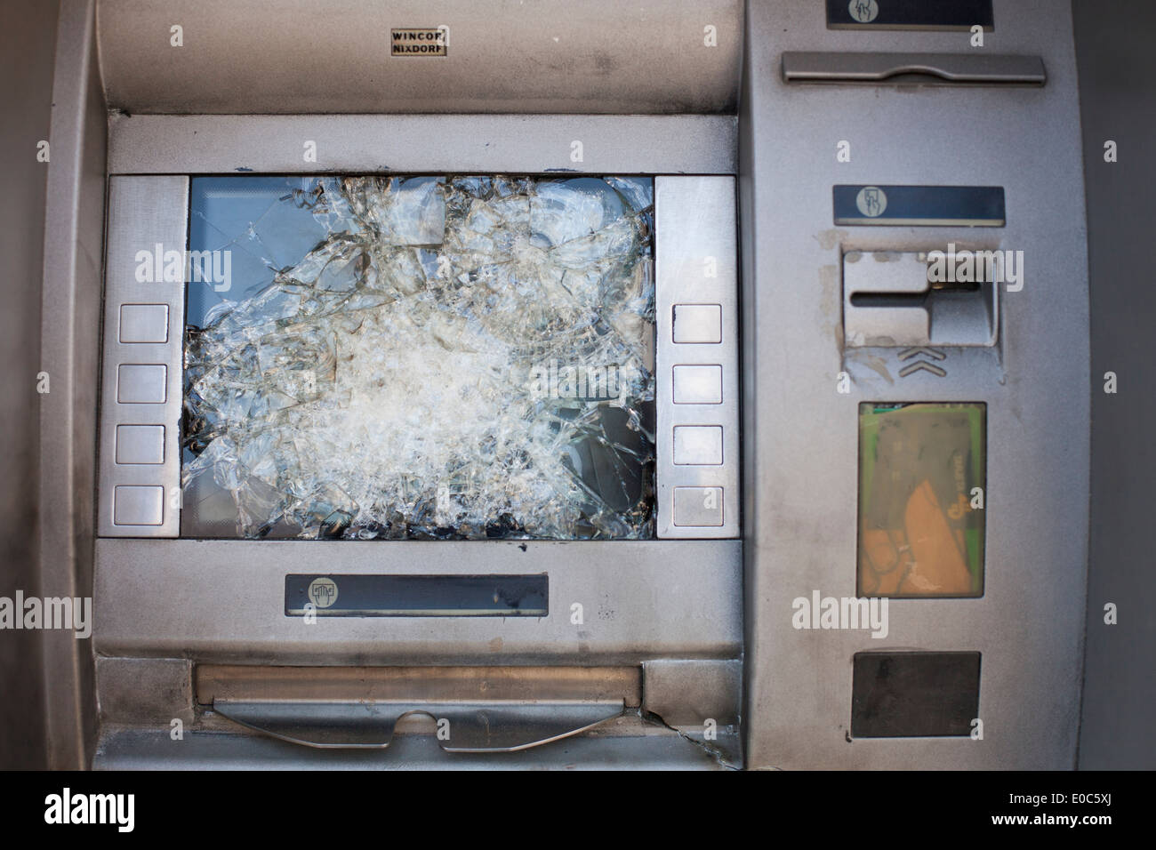 Zerbrochenes Display von einem Geldautomaten Stockfoto