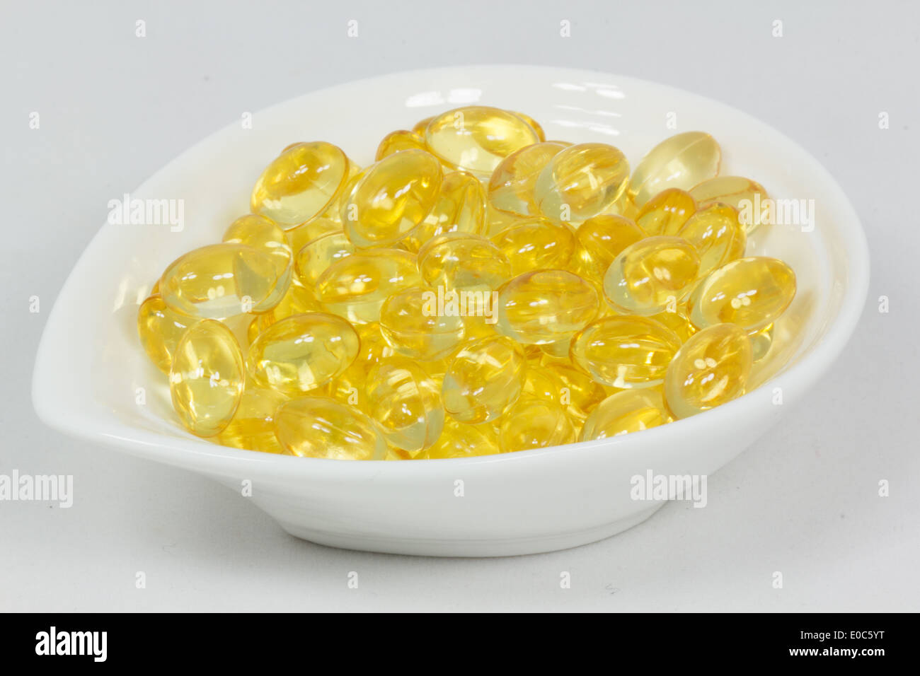 Lebertran Kapseln isoliert auf weißem Hintergrund Stockfoto