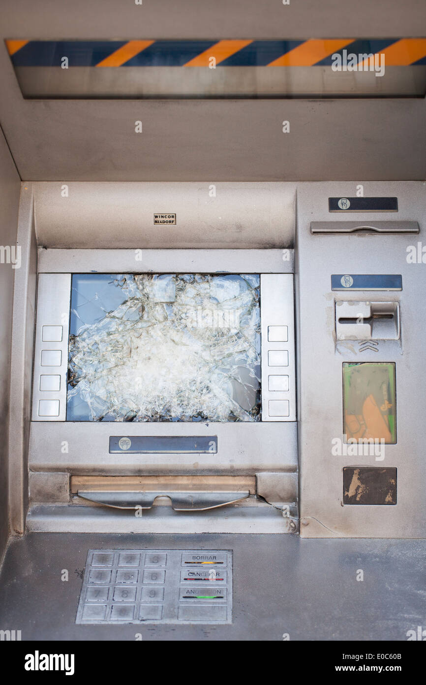 Zerbrochenen Bildschirm ein Geldautomat in Barcelona Stockfoto