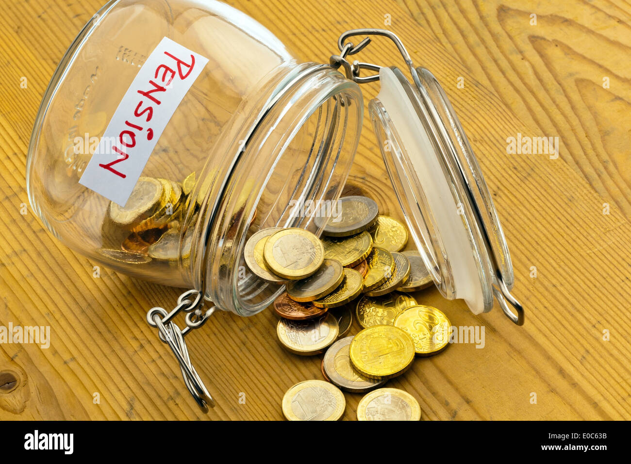 Münzen in ein Marmeladenglas Stockfoto