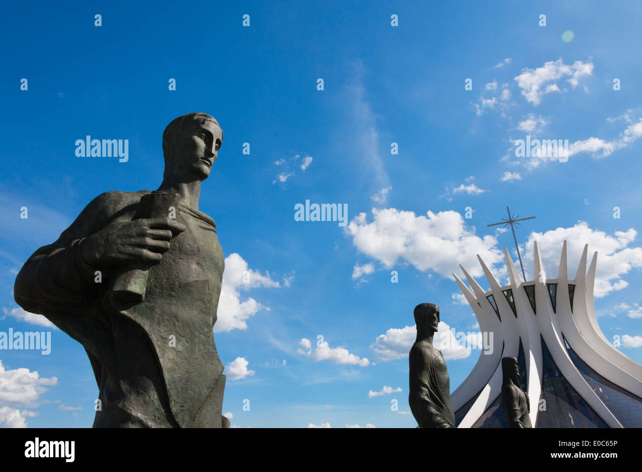 Statuen der Apostel von Bildhauer Alfredo Ceschiatti mit der Kathedrale Metropolitan von Brasilia, Brasilien Stockfoto