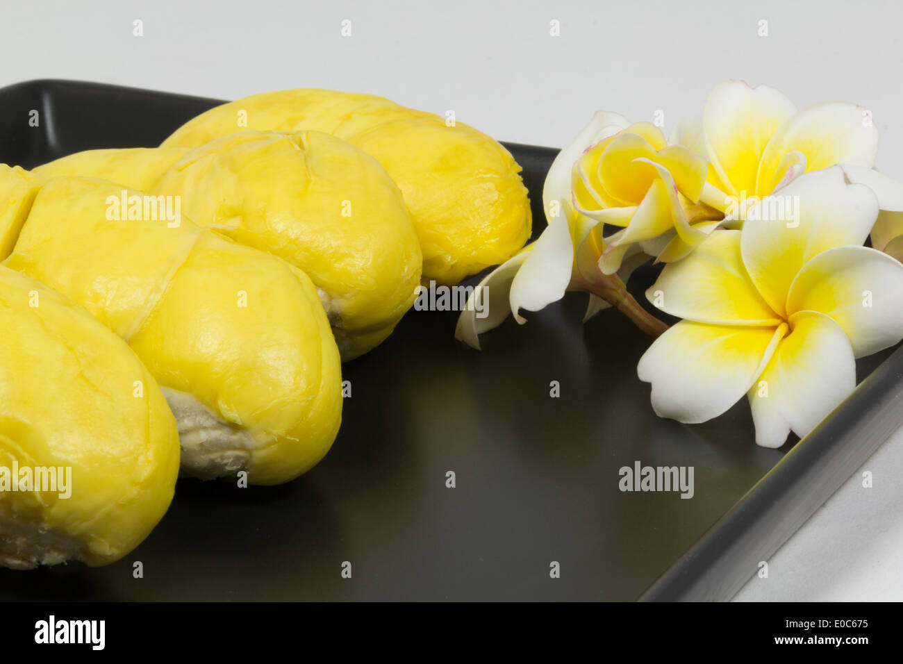 Durian auf schwarzen Keramik-Platte Stockfoto