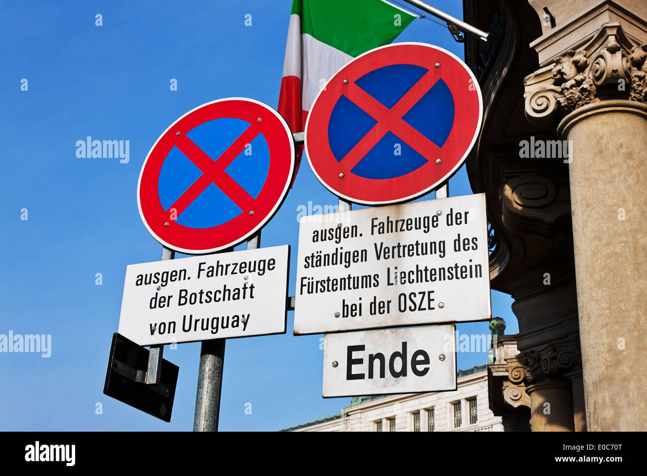 Verkehrszeichen Verbot erhalten im Quartal eine Nachricht, Nachrichten, Verkehrszeichen Erhalten verboten in Einem Botschaftsviertel Stockfoto