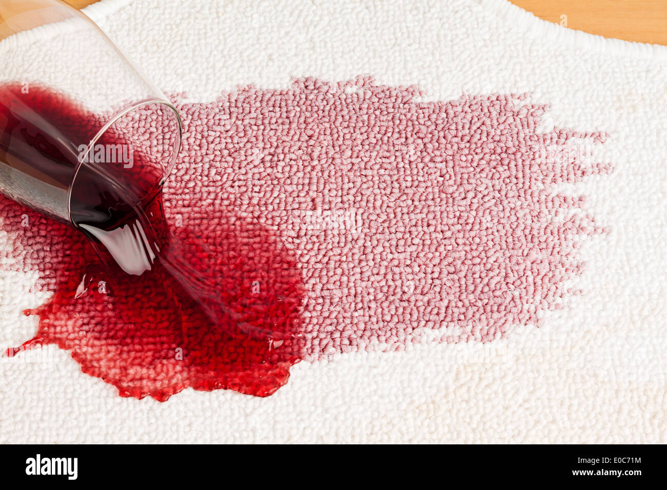 Rotwein ist, auf einem Teppich gekippt. Umgeleertes Glas, Roter Wein Wird  Auf Einem Teppich Ausgeschuettet. Umgeleertes Glas Stockfotografie - Alamy