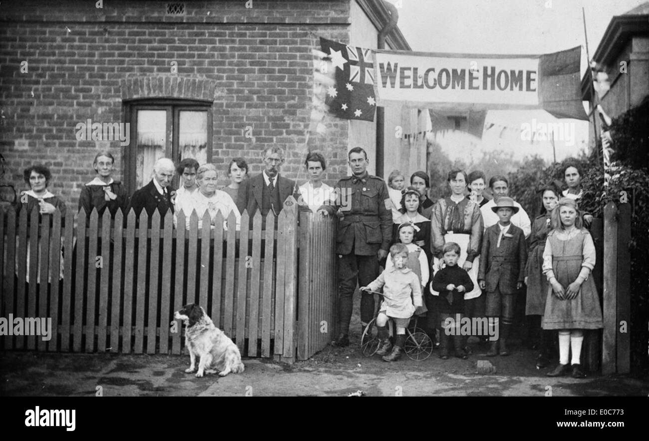 Dieses Foto erinnert an die Rückkehr des Soldaten Sapper Dunbar während des Ersten Weltkriegs. Es fängt die Heimkehr eines Soldaten ein und spiegelt die emotionale und historische Bedeutung der Wiedervereinigung während des Krieges wider. Stockfoto