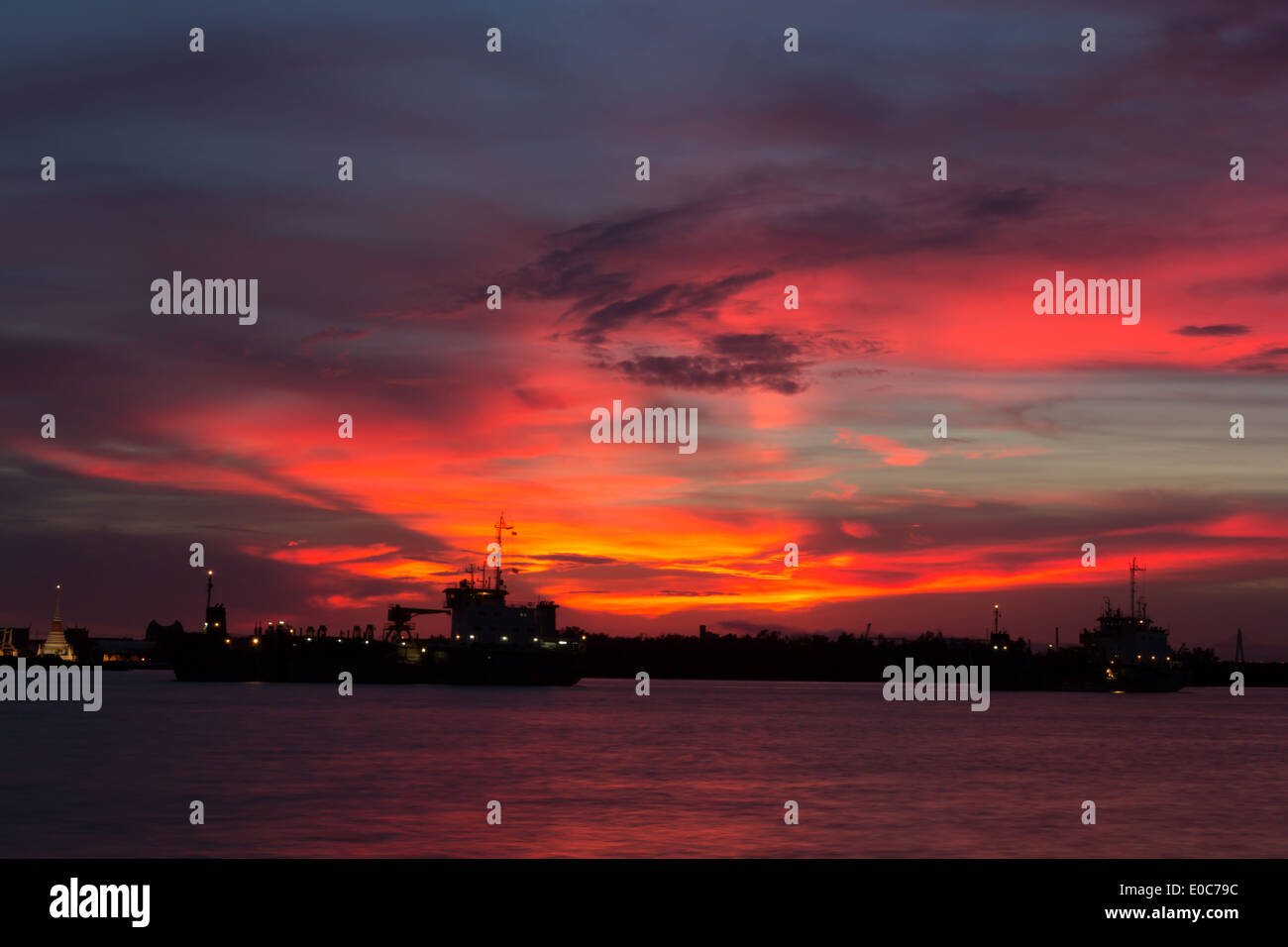 Tempel in Samut Prakan mit Anzahl der Handelsmarine Schiffe Stockfoto