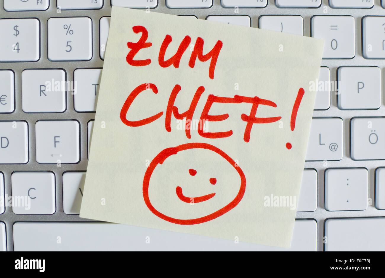 Ein Notiz Zettel liegt auf der Tastatur eines Computers in Erinnerung: mit dem Chef, Ein Notizzettel Liegt Auf der Tastatur Eines Com Stockfoto