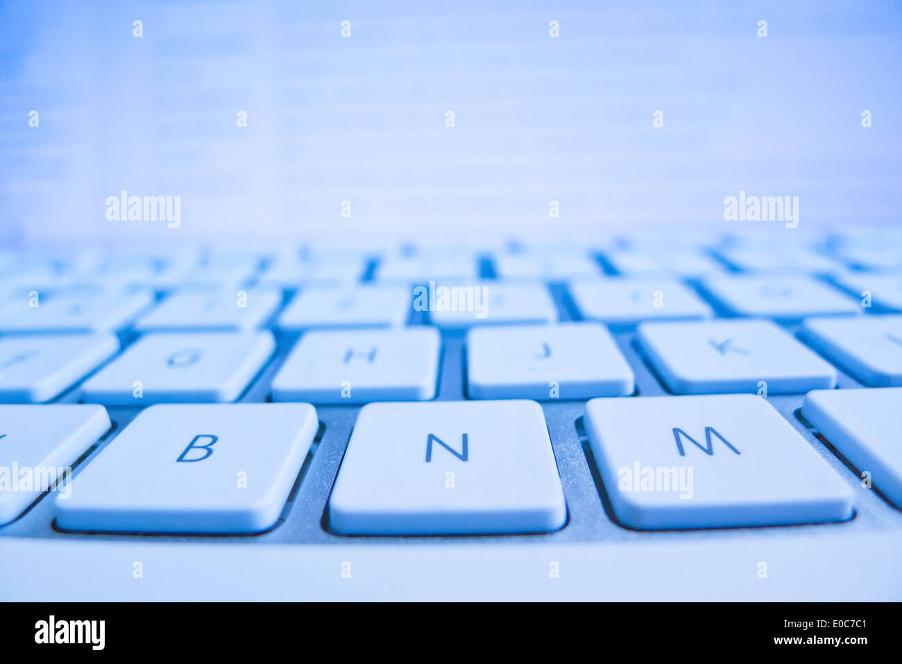 Die Tastatur eines Computers vor einem Bildschirm. Datenverarbeitung und Internet, sterben Tastatur Eines Computer Vor Einem Bildschirm. DAT Stockfoto