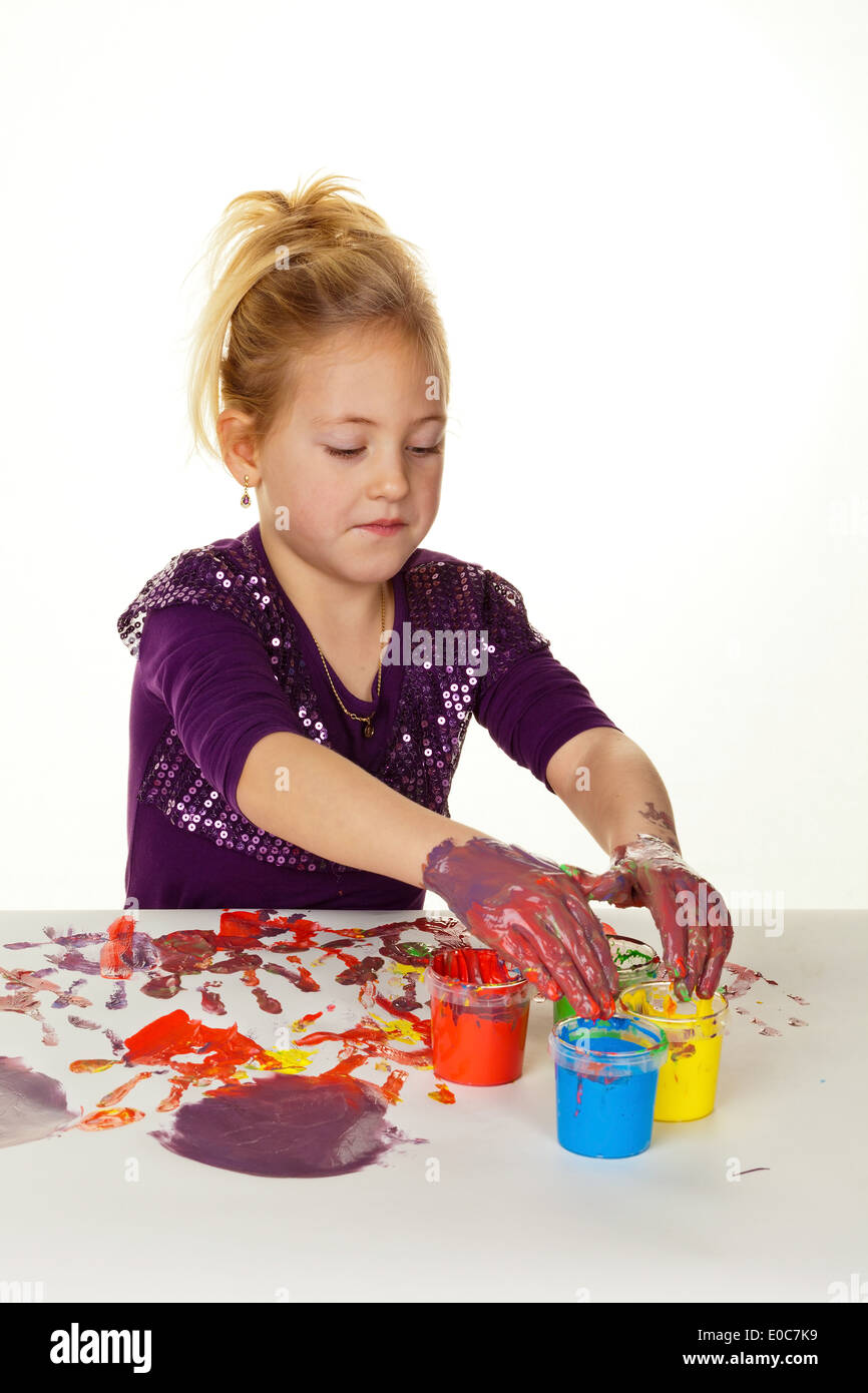 Ein kleines kind malt mit den fingerfarben lustig und kreativ Fotos und Bildmaterial in hoher