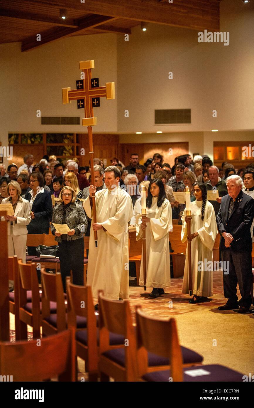 Ministranten führen eine Prozession vor der Messe in der katholischen Kirche St. Timothy, Laguna Niguel, CA. Hinweis Kreuz, Gewänder und Räuchergefäß (Weihrauch-Brenner). Stockfoto