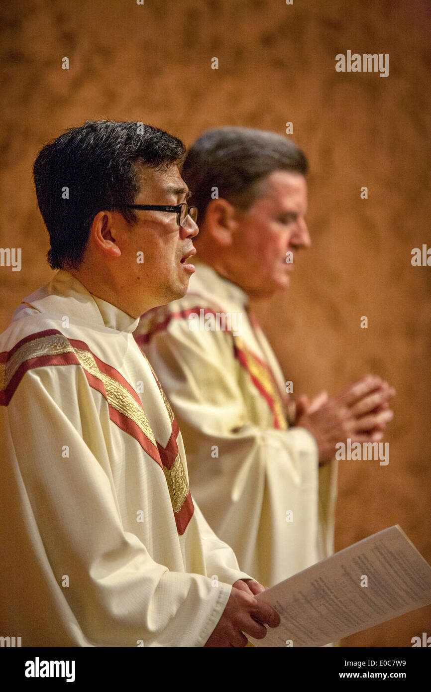 Eine vietnamesische Hilfsprediger und seinem Pastor (rechts) singen Gebete während der Durchführung der Messe in St. Timothy katholische Kirche, Laguna Niguel, CA. Stockfoto