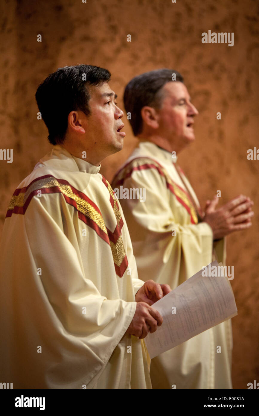 Eine vietnamesische Hilfsprediger und seinem Pastor (rechts) singen Gebete während der Durchführung der Messe in St. Timothy katholische Kirche, Laguna Niguel, CA. Stockfoto