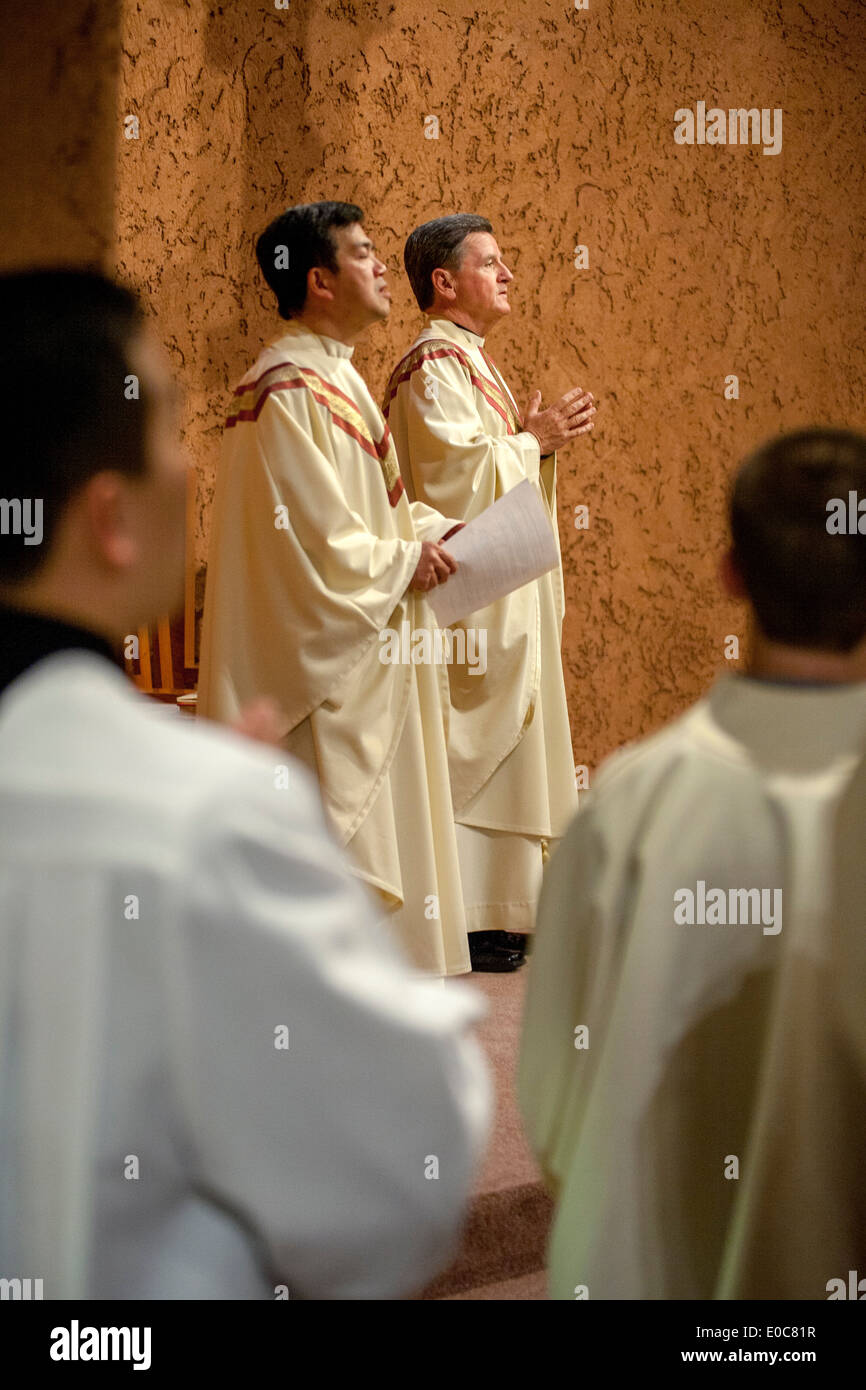 Eine vietnamesische Hilfsprediger und seinem Pastor (rechts) singen Gebete während der Durchführung der Messe in St. Timothy katholische Kirche, Laguna Niguel, CA. Stockfoto