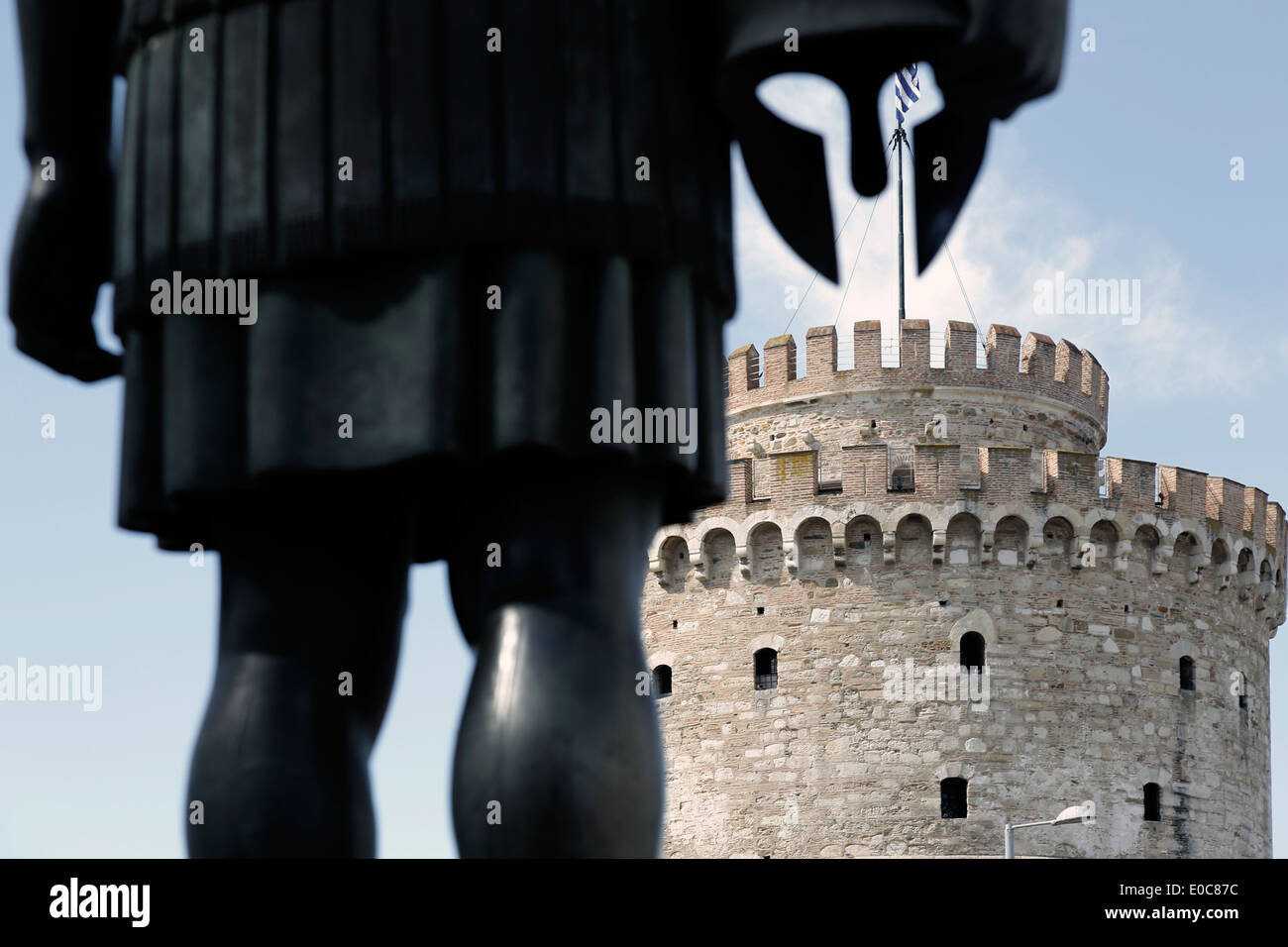 Weißer Turm (Lefkos Pirgos), das Wahrzeichen des nördlichen griechischen Stadt Thessaloniki als hinter einem mazedonischen Krieger gesehen. Stockfoto