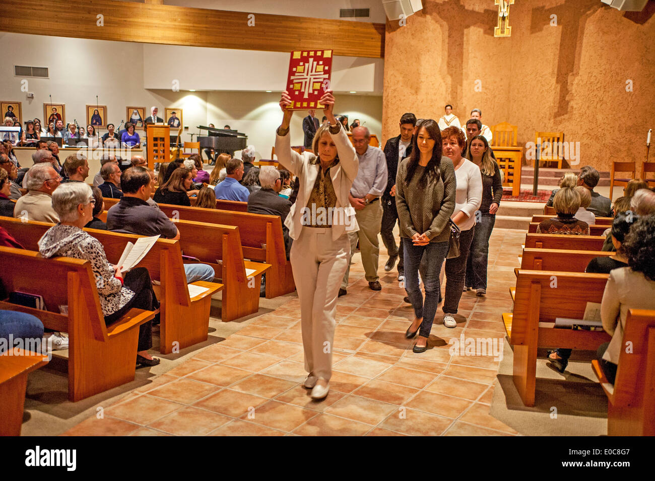Katechumenen, Menschen wollen Katholiken geworden sind, den Gang der Kirche St. Timothy, Laguna Niguel, CA, durch ein Ministrant trägt eine Bibel in Osternacht Masse. Stockfoto