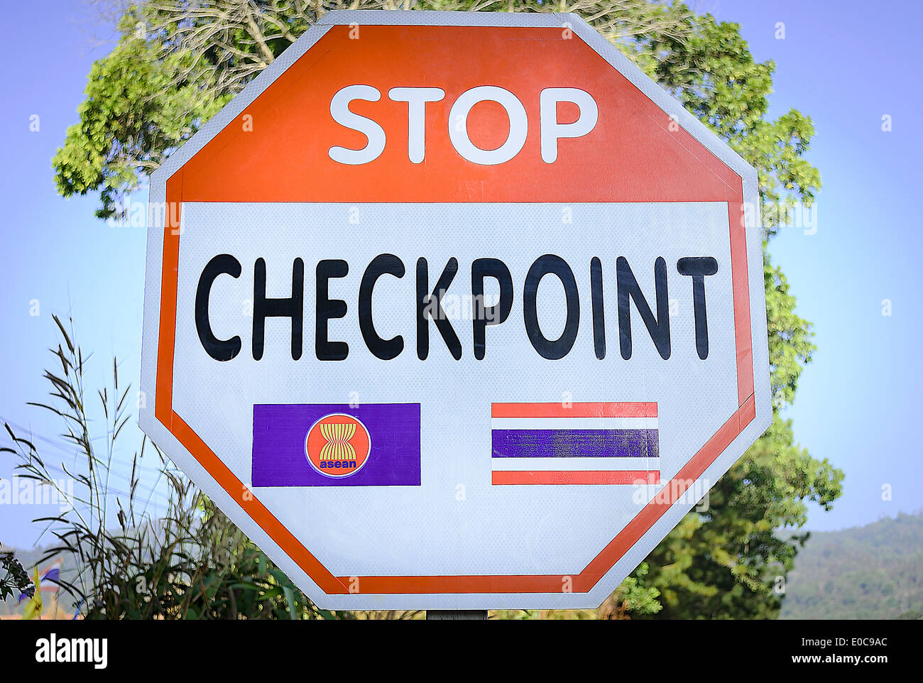 Das Label ist die thai Grenzpolizei Stop Kontrollpunkt auf der Straße eine Grenze von Thailand. Stockfoto