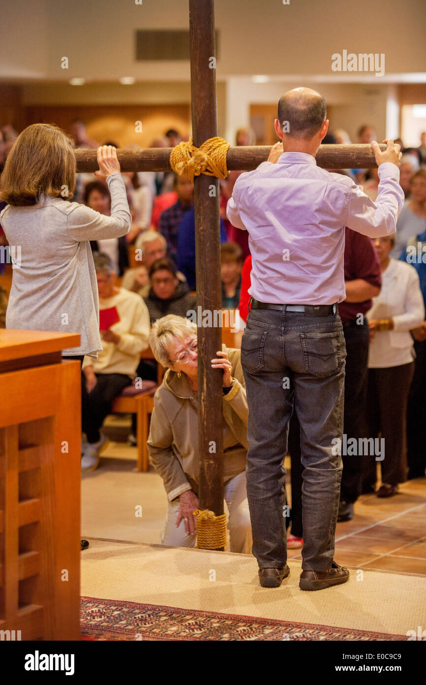 Während der Karfreitag-Messe in der St. Timothy katholische Kirche teilnehmen Laguna Niguel, CA, Gemeindemitglieder an der feierlichen Kreuzverehrung. Stockfoto