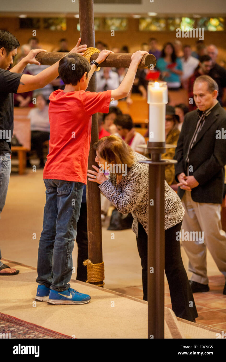 Während der Karfreitag-Messe in der St. Timothy katholische Kirche teilnehmen Laguna Niguel, CA, Gemeindemitglieder an der feierlichen Kreuzverehrung. Stockfoto