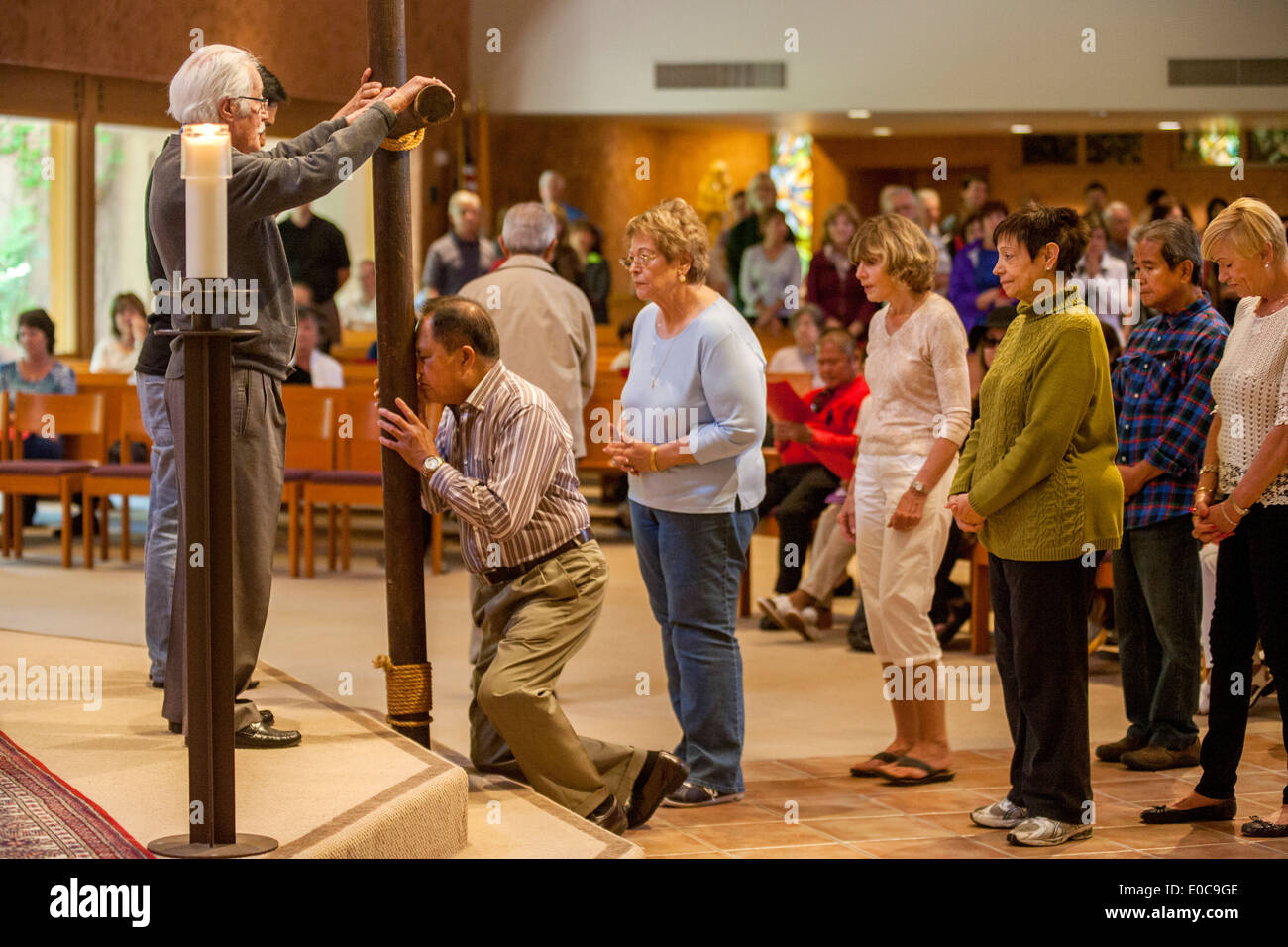 Während der Karfreitag-Messe in der St. Timothy katholische Kirche teilnehmen Laguna Niguel, CA, Gemeindemitglieder an der feierlichen Kreuzverehrung. Stockfoto