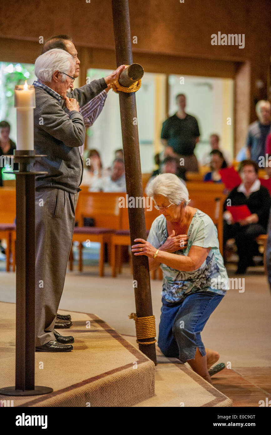 Während der Karfreitag-Messe in der St. Timothy katholische Kirche teilnehmen Laguna Niguel, CA, Gemeindemitglieder an der feierlichen Kreuzverehrung. Stockfoto