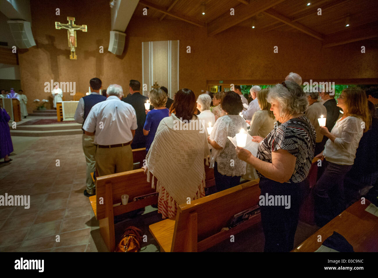 Die Kongregation von St. Timothy katholische Kirche, Laguna Niguel, CA, hält Kerzen bedeutet das Licht Christi füllen die Kirche an die große Osternacht. Stockfoto