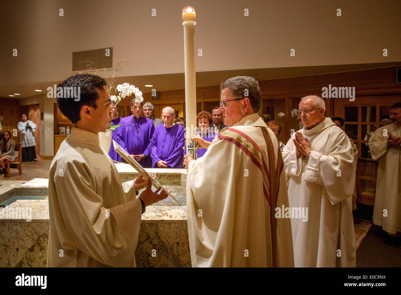 Die Pfarrer von St. Timothy katholische Kirche, Laguna Niguel, CA, bereitet sich auf eine Gruppe von Katechumenen oder Menschen, die Katholiken zu taufen. Hinweis Taufbecken. Stockfoto