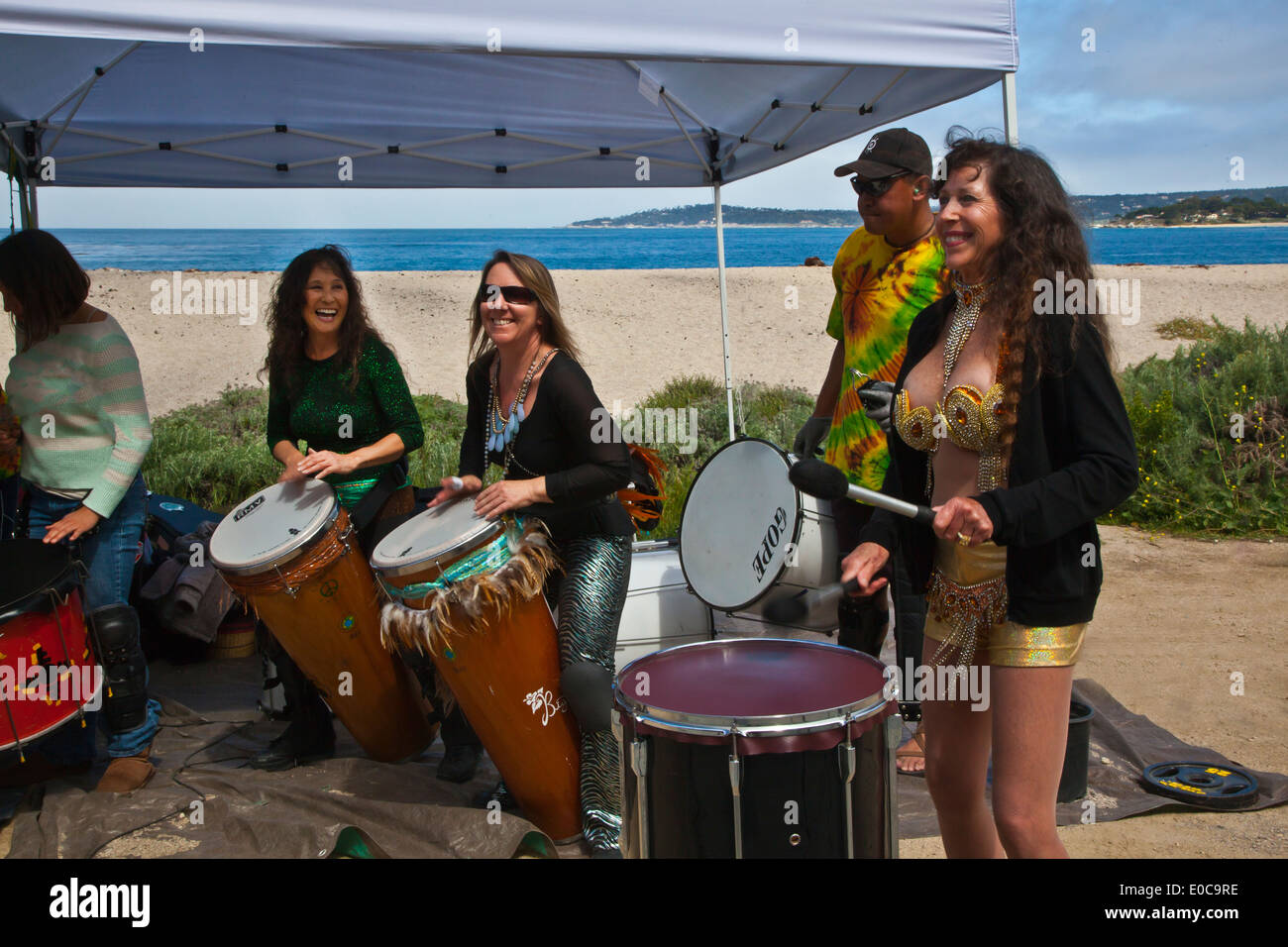 Die SAMBAHEMIANS Trommel Energie in die Menschenmenge am Ende 2014 Big Sur Marathon - BIG SUR, Kalifornien Stockfoto