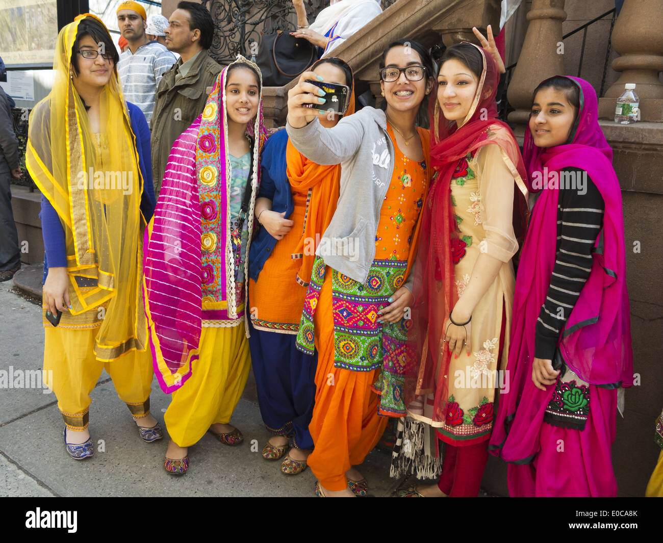 Die 27. jährliche Sikh Day Parade auf der Madison Avenue in New York City. Teenage-Mädchen in traditioneller Kleidung für ein Selfie darstellen. Stockfoto