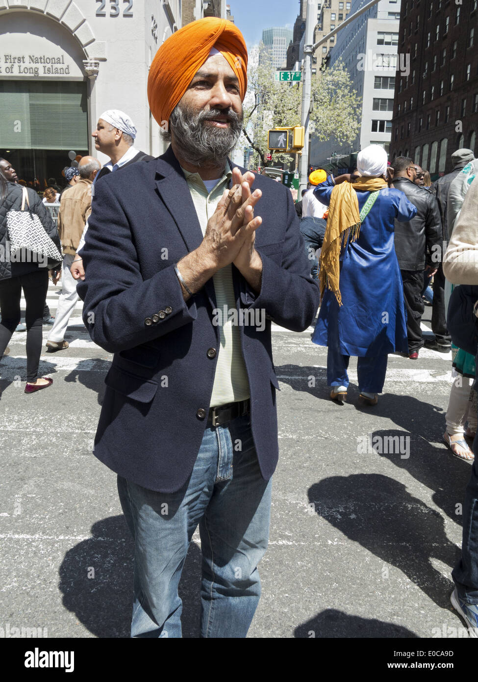 Die 27. jährliche Sikh Day Parade auf der Madison Avenue in New York City. Man betet als spirituelle Führer vorbei. Stockfoto