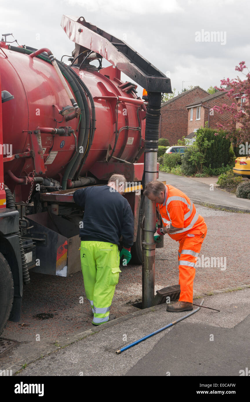 Arbeiter, die Reinigung Straße Kanalisation mit einem "Gulley Sucker" oder Gully leerer Saug Tankwagen, Nord-Ost England UK Stockfoto