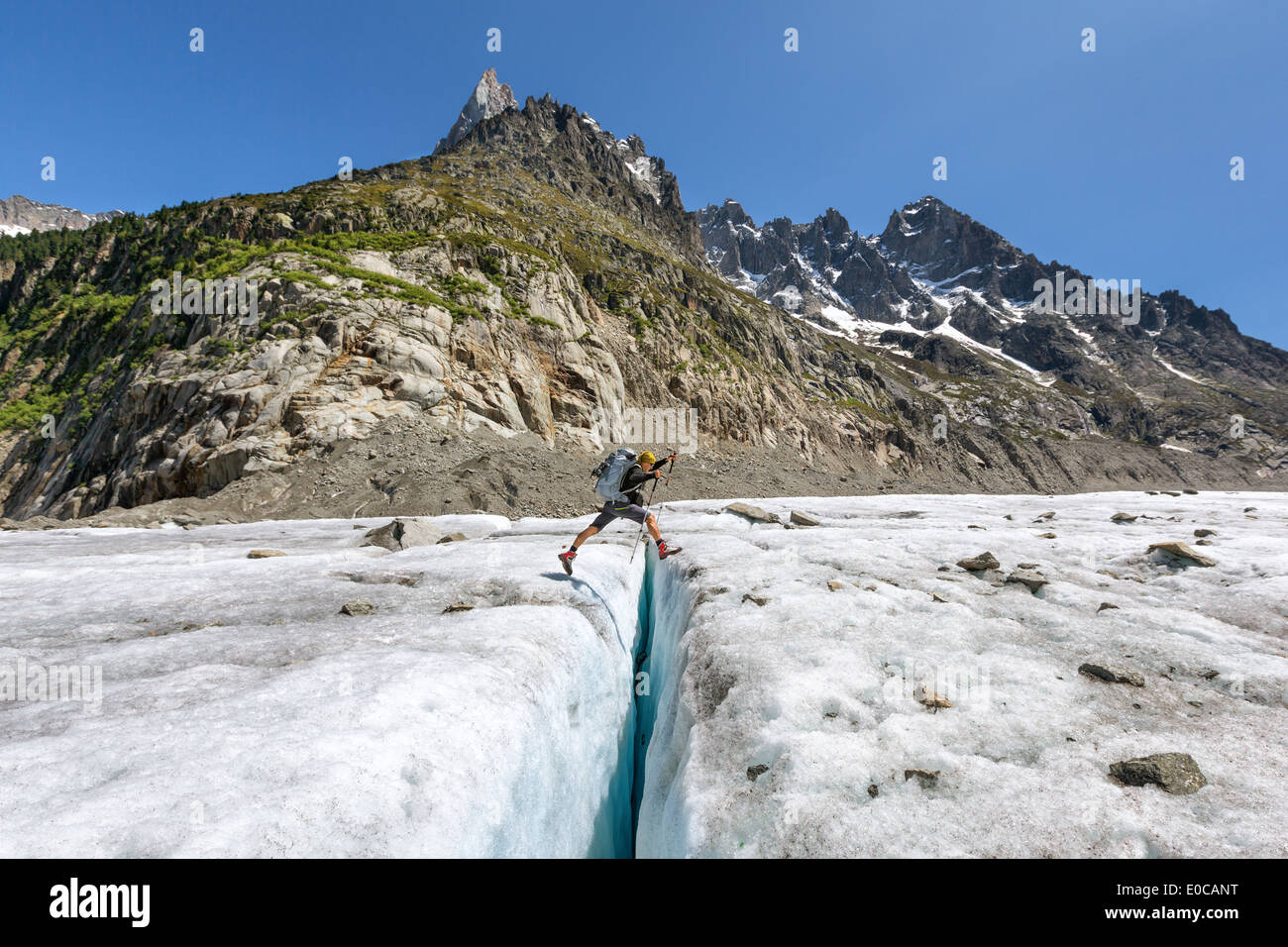 Springen über Gletscherspalte am Gletscher Mer de Glace, Chamonix, Alpen, Frankreich, EU Stockfoto