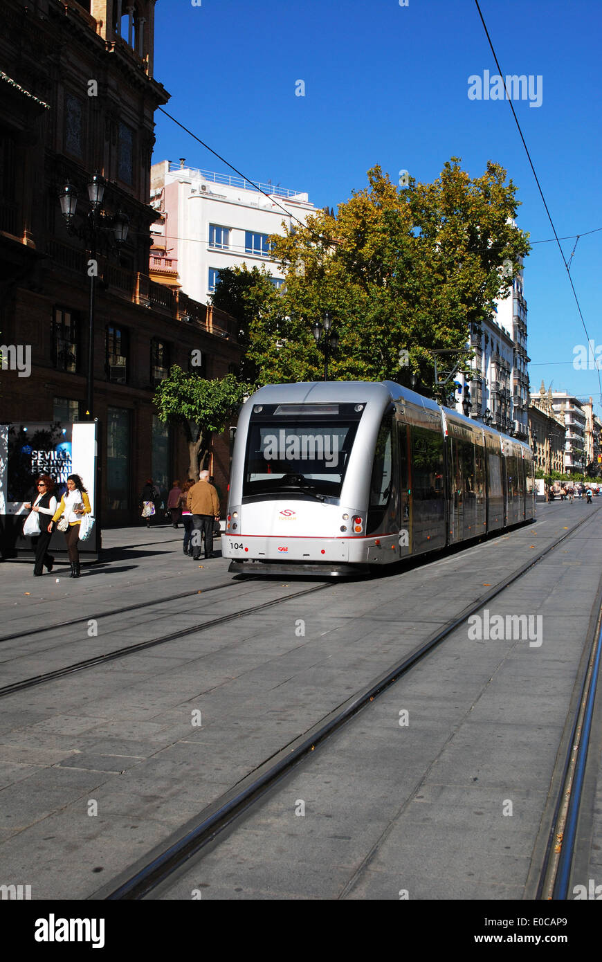 Straßenbahn auf der Avenida De La Constitución, Sevilla, Andalusien, Spanien, Westeuropa. Stockfoto