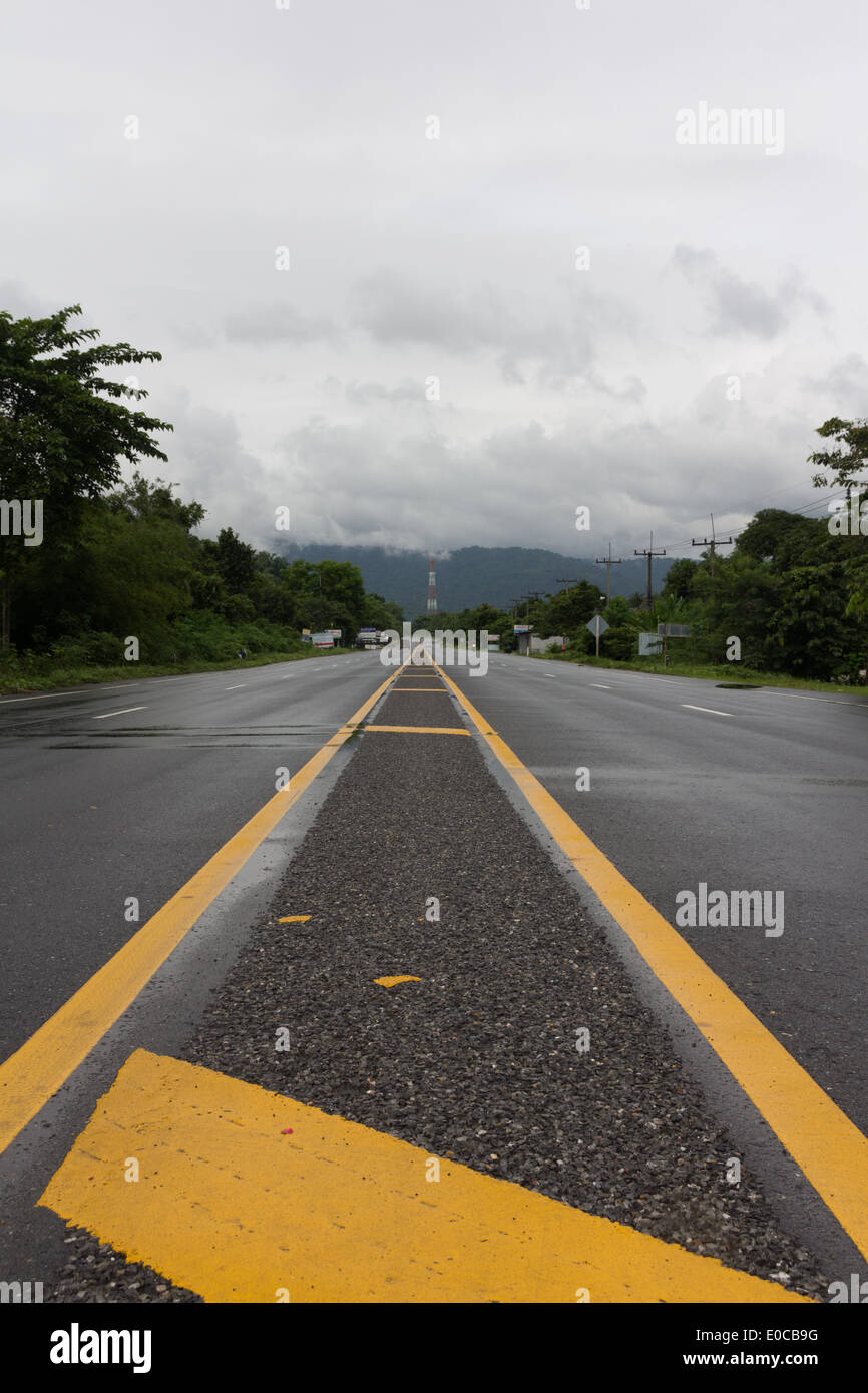 Der Weg zum großen Berg in rainny Tag, Thailand. Stockfoto