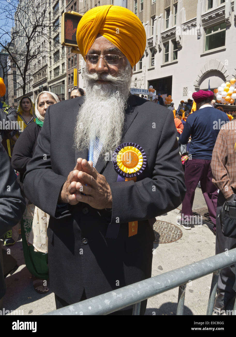 Die 27. jährliche Sikh Day Parade in New York City. Man betet Schwimmer mit The Guru Granth Sahib vorbei, 2014. Stockfoto