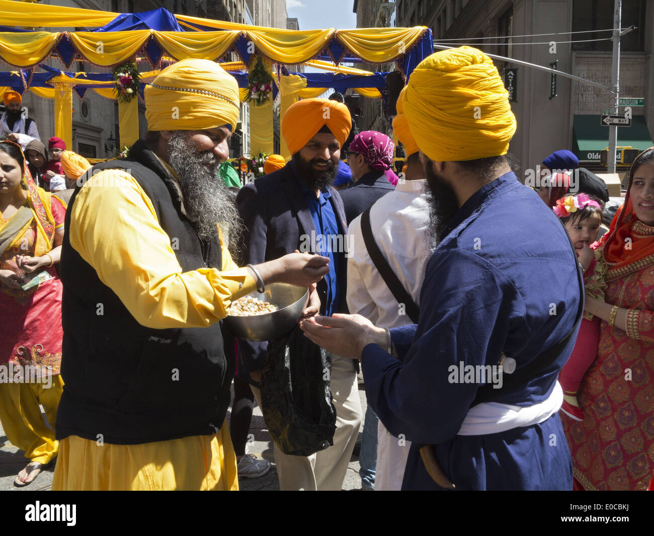 Die 27. jährliche Sikh Day Parade auf der Madison Avenue in New York City. Mann verteilt Obst und Nüssen. Stockfoto