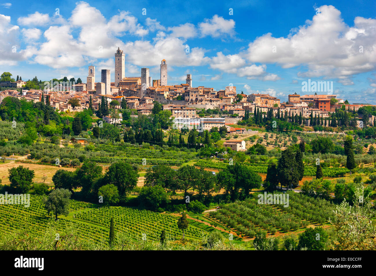 Die mittelalterliche Stadt San Gimignano in der Toskana, Italien. Einen Panoramablick auf die hügelige Stadt mit Türmen und schöne Wolken. Stockfoto