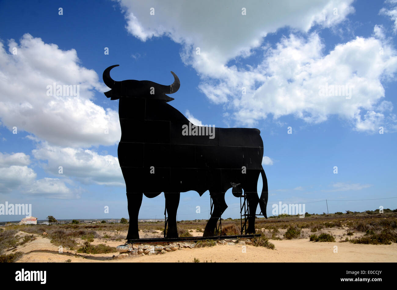Osborne-Stier (Toro de Osborne), die Silhouette eines Stiers steht in einem Feld in Santa Pola, eine spanische Küstenstadt an der Costa Blanca. Stockfoto