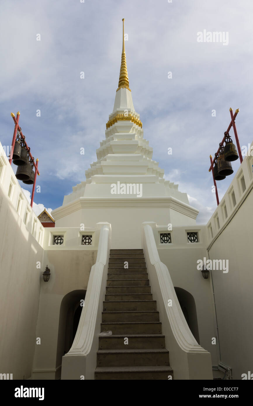 Weiße Pagode mit blauem Himmel, Thailand Stockfoto