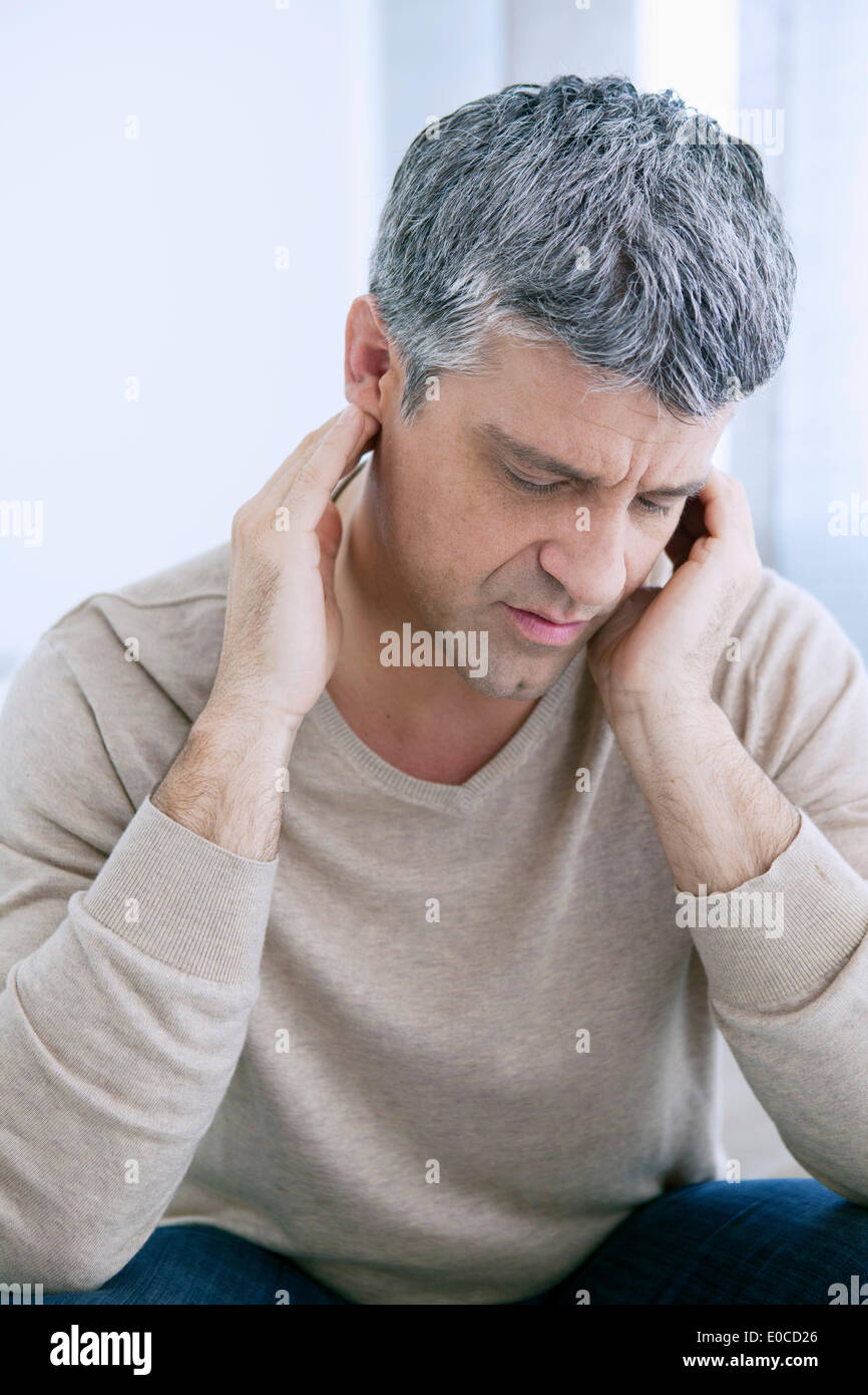 Ohrenschmerzen bei einem Mann Stockfoto
