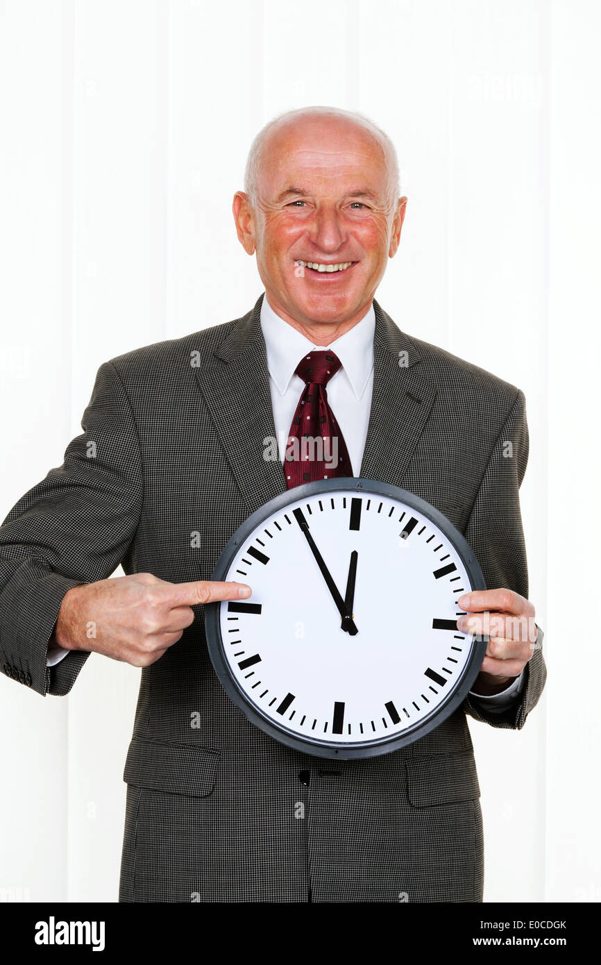 Manager hält eine Uhr Stockfoto