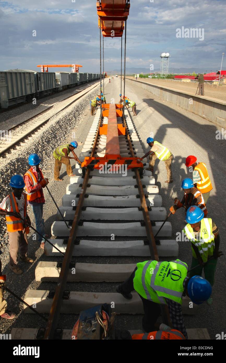 (140509)--DIRE DAWA, 9. Mai 2014 (Xinhua)--Menschen arbeiten auf der Baustelle von der electric Railway in Dire Dawa, Äthiopien am 27. April 2014. Der erste Übersee electric Railway gebaut für chinesische Verhältnisse fing an, seine Spuren in Dire Dawa, Äthiopien, am 8. Mai 2014 festgelegt. Die Eisenbahn, die 740 Kilometer Verknüpfung der äthiopischen Hauptstadt Addis Abeba mit Dschibuti die Hauptstadt Dschibuti ausdehnt, wird voraussichtlich bis Ende 2015 mit einem Investitionsvolumen von 4 Milliarden US-Dollar abgeschlossen werden.  (Xinhua/Liu Yu) (Ql) Stockfoto