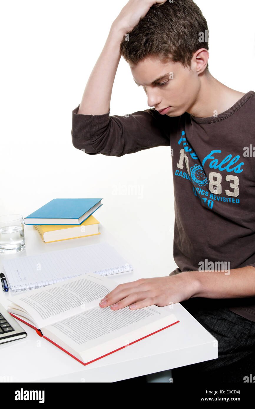 Ein junger Student mit lernen mit Büchern, Ein Junger Schüler Beim Lernen Mit Buechern Stockfoto