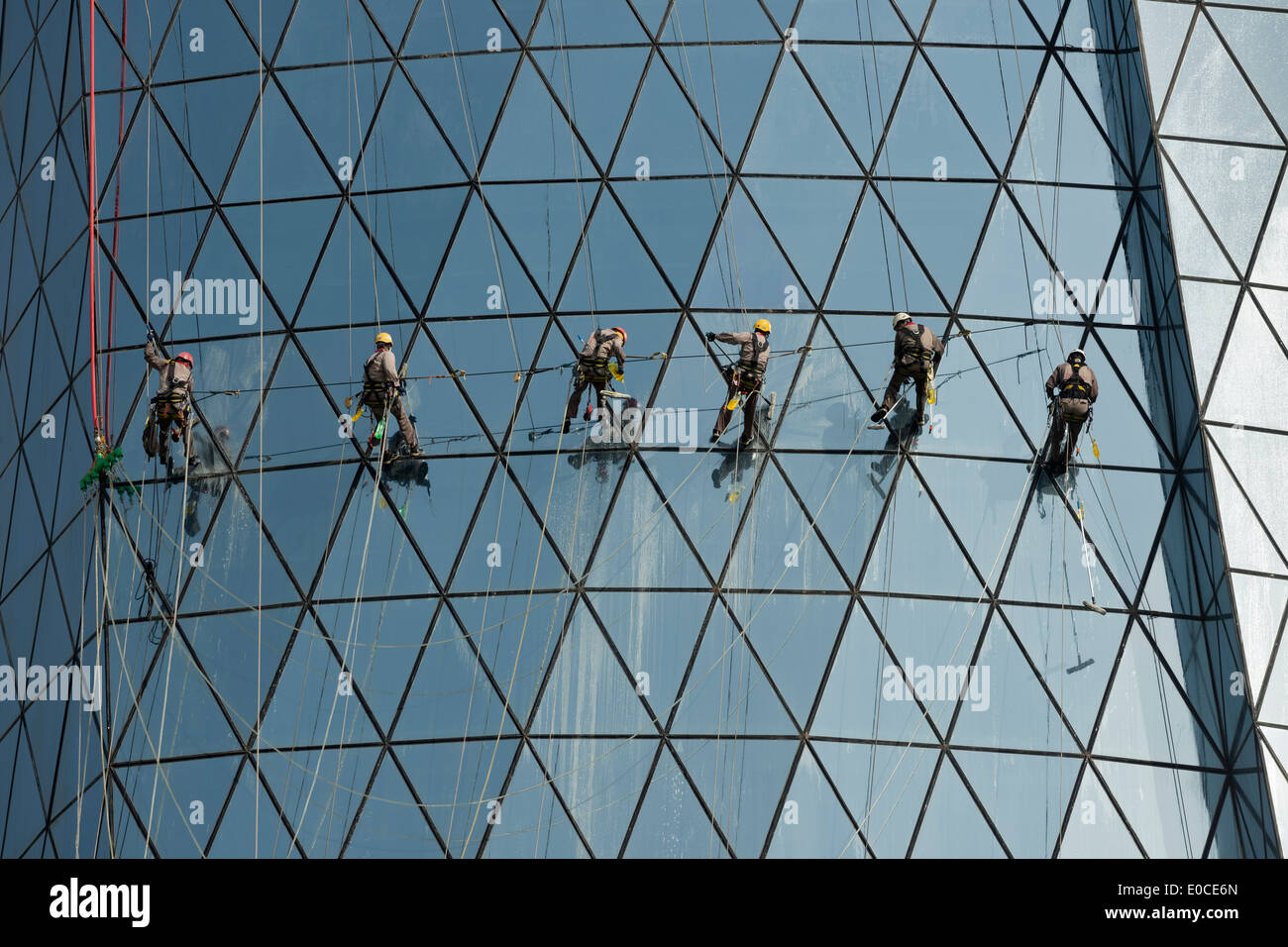 Doha. Katar. Reinigung der Fenster des Turmes Al Bidda Wanderarbeiter. Stockfoto