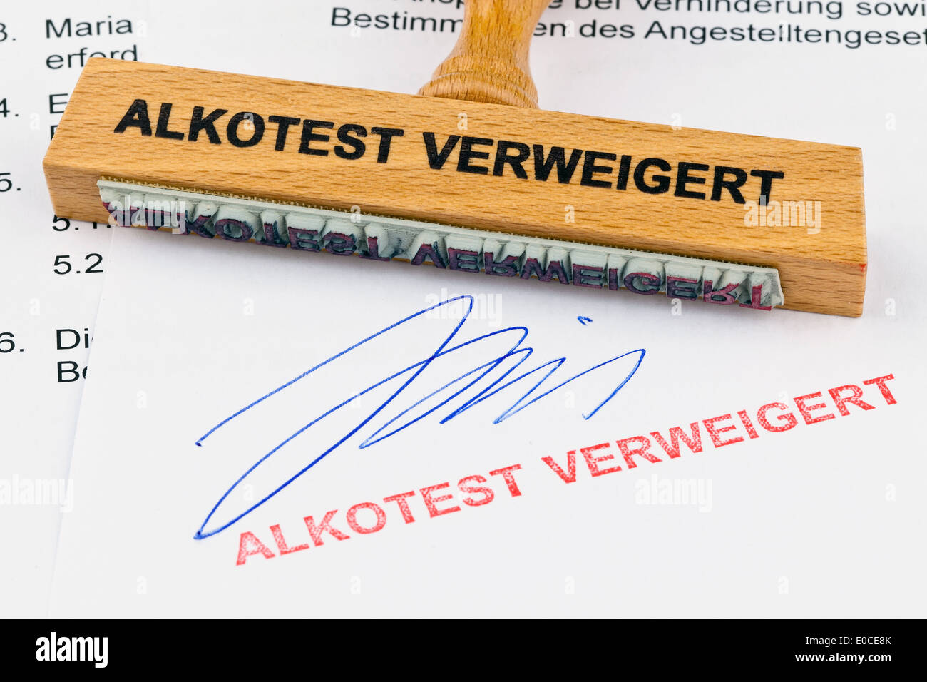 Eine Briefmarke aus Holz liegt an einem Dokument. Label Alkotest verweigert, Ein Stempel aus Holz Liegt Auf Einem Linksklick. Aufschrift Alkotest v Stockfoto