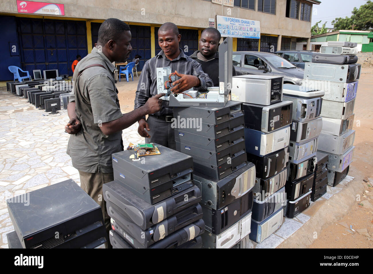 Second Hand gebrauchte Computer aus Europa und den USA für den Verkauf in einem am Straßenrand Shop in Accra, Ghana Stockfoto