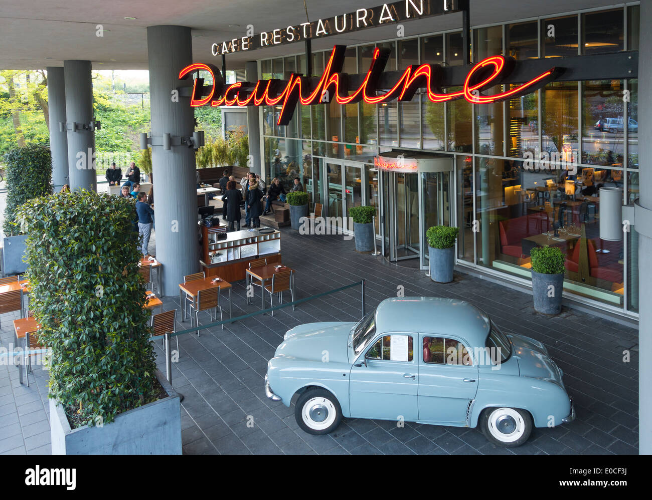 Amsterdam Bar Cafe Restaurant Dauphine Eingang mit Oldtimer 1960 Renault Dauphine. Stockfoto